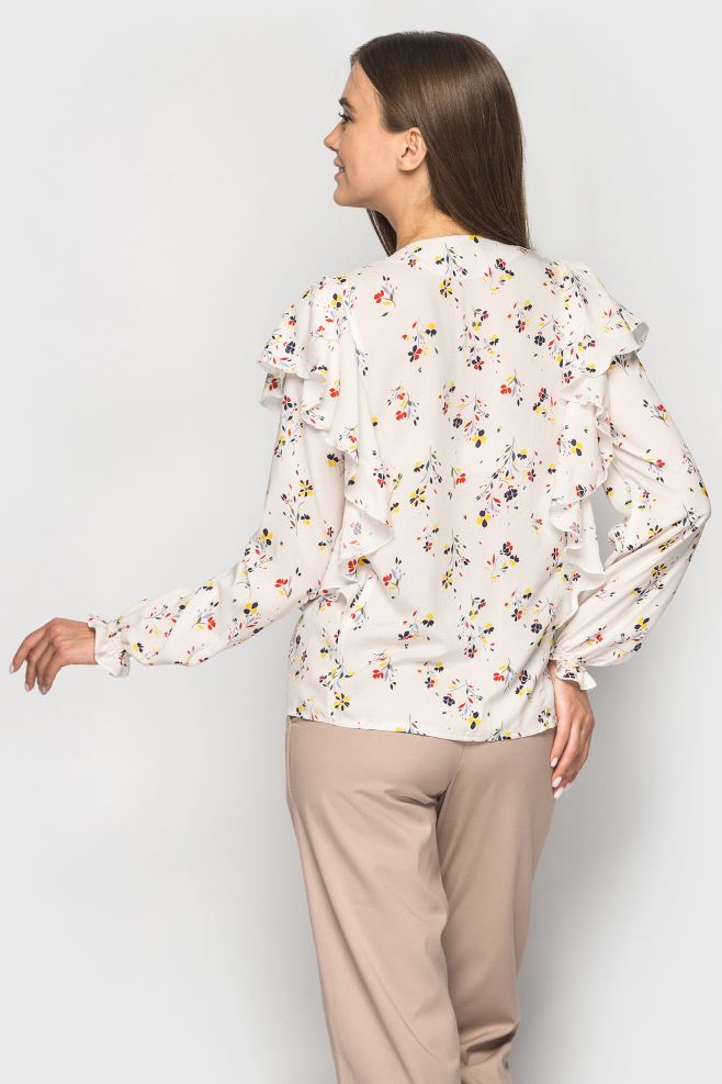 Біла блуза у квітковий принт з воланами з італійської віскози