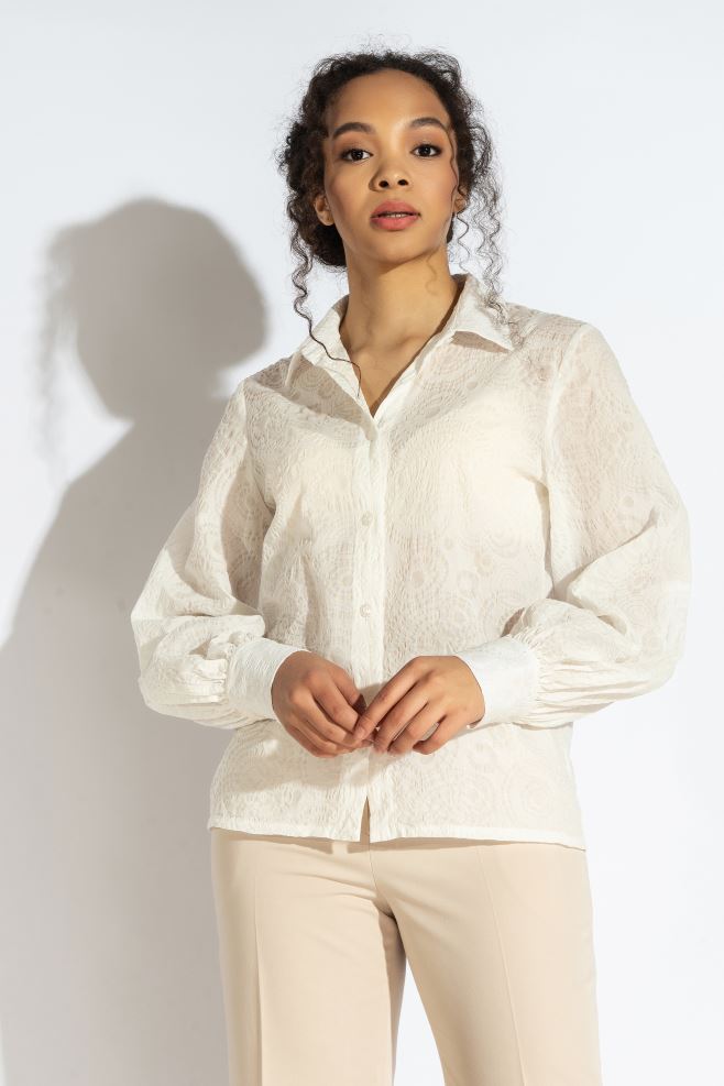 Молочна блуза з широким рукавом і перфорацією з італійської бавовни