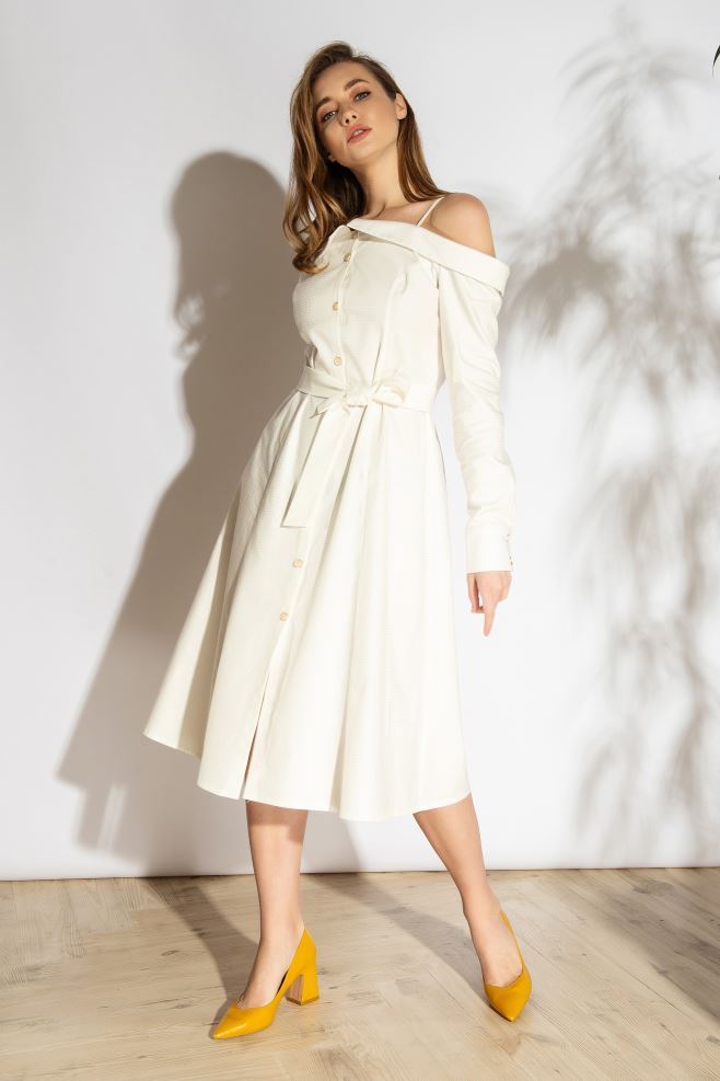 Біла сукня з відкритими плечима і паском з італійського котону