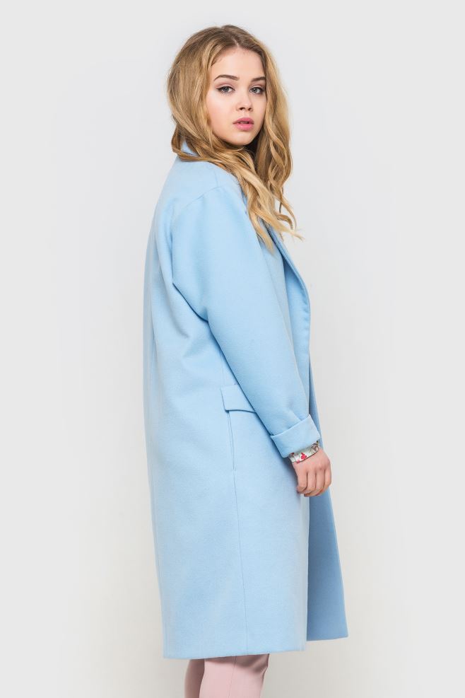 Пальто жіноче блакитне зі спущеним плечем