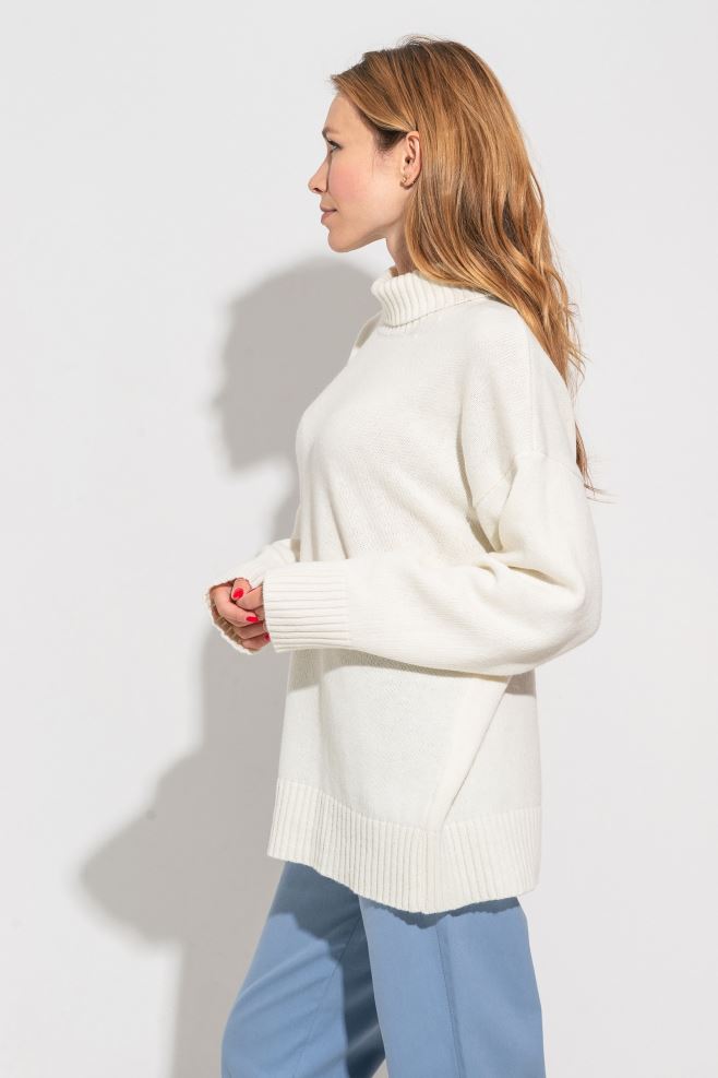 Молочний подовжений светр з пряжі ягняти