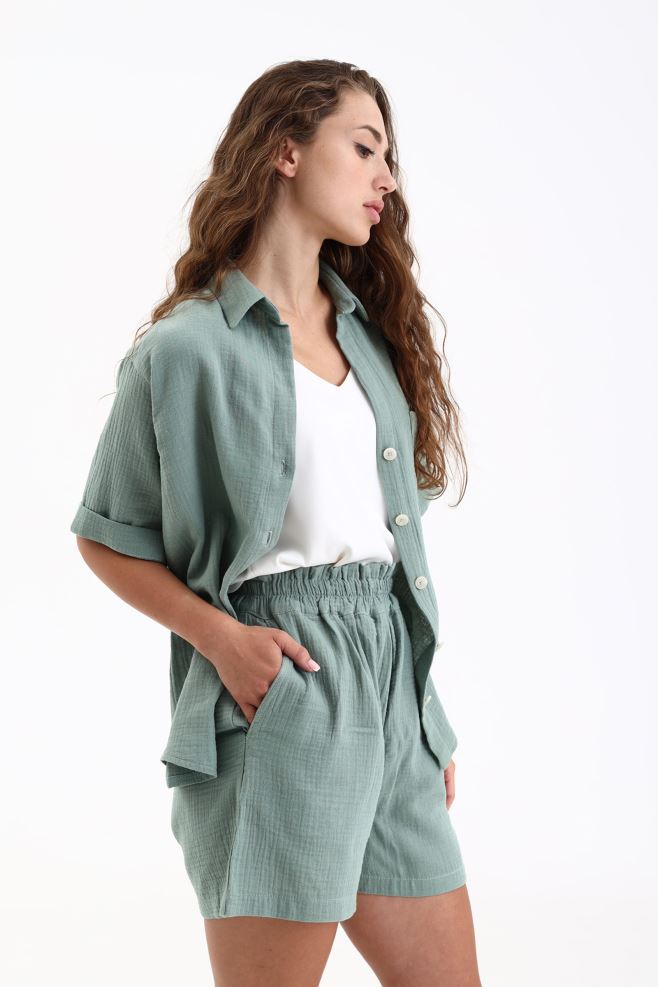 Фісташковий костюм з муслину: сорочка з коротким рукавом і шорти