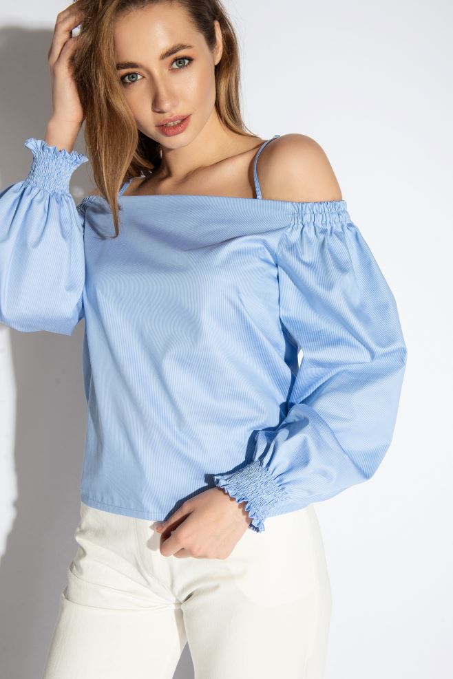 Блакитна блуза у тонку білу смужку з відкритими плечима з італійської бавовни