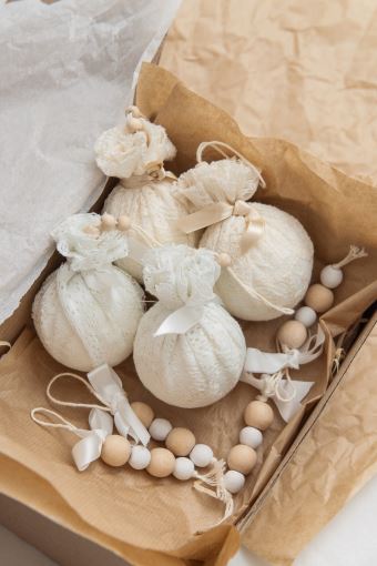 Набір "Диво": новорічні іграшки з мережива і намистинок, 8 шт.