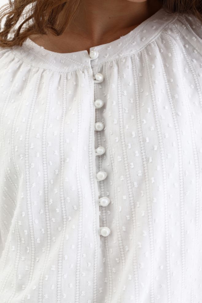 Біла блуза з мереживом і нависними петлями