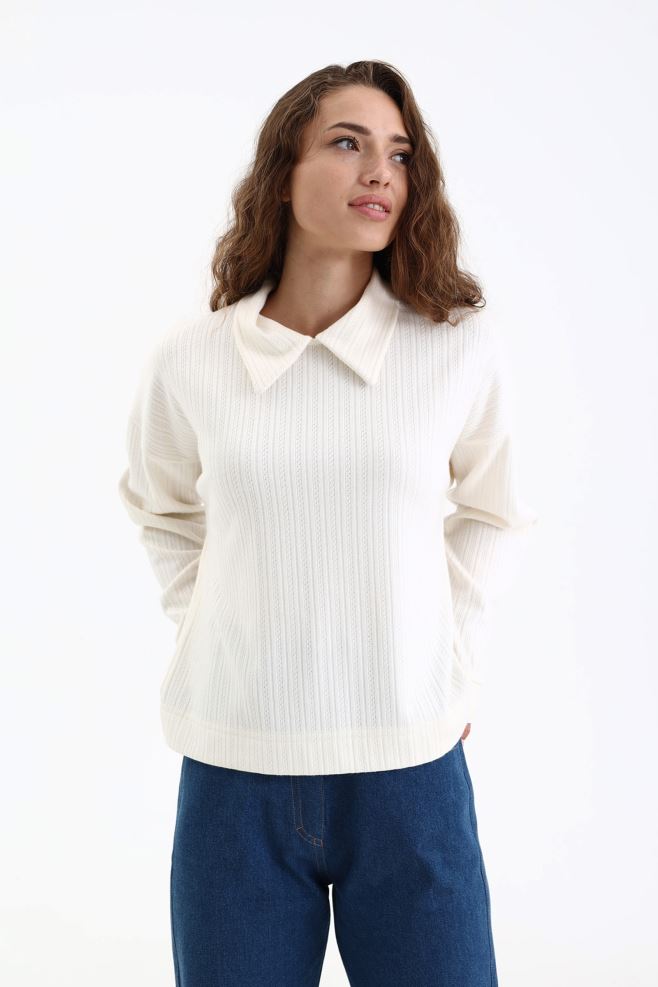 Молочний светр з комірцем з візерунком