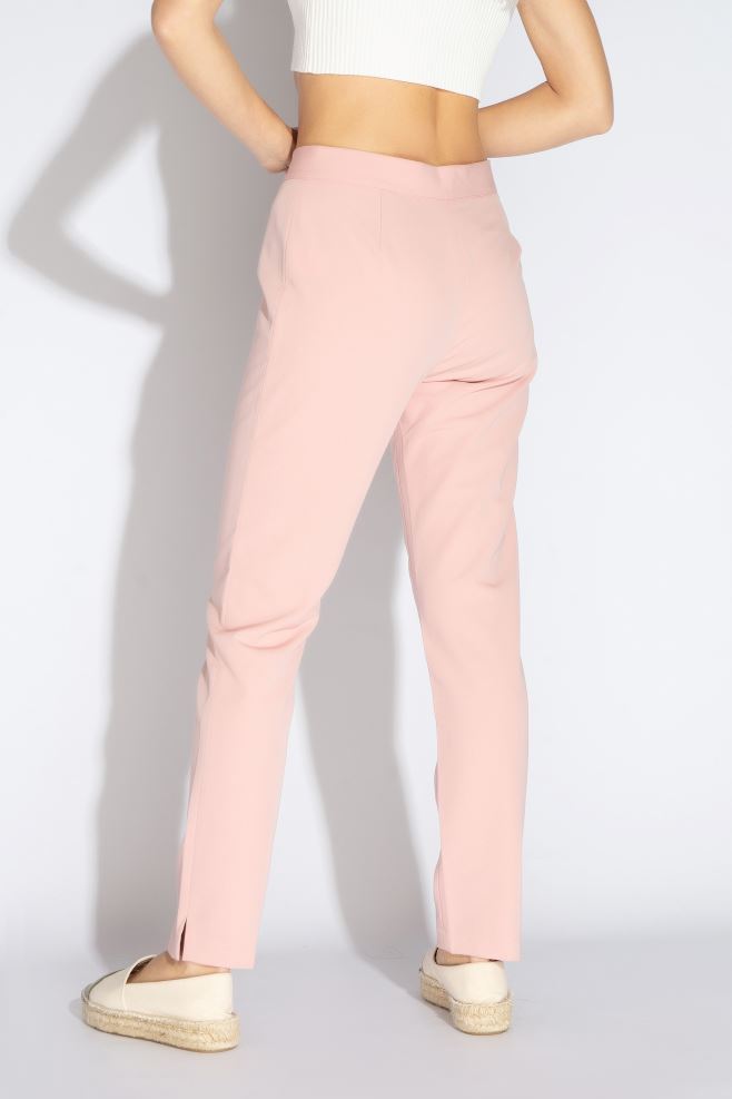 Світло рожеві штани зі стрілкою спереду і розрізами по боках