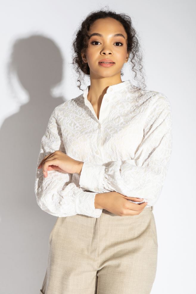 Біла блуза з широким рукавом і вишивкою з італійської бавовни