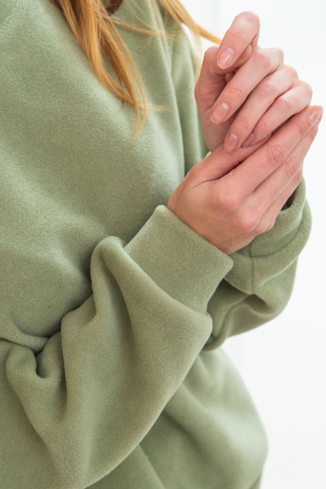Флісовий домашній костюм: оливковий світшот і айворі штани