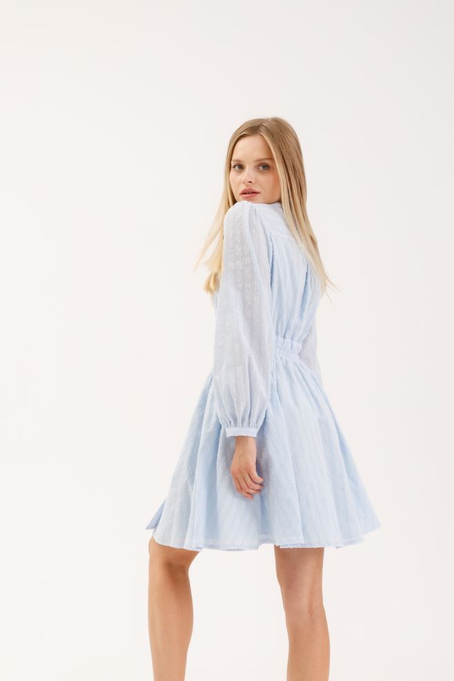 Блакитна сукня з мереживними вставками і довгим рукавом