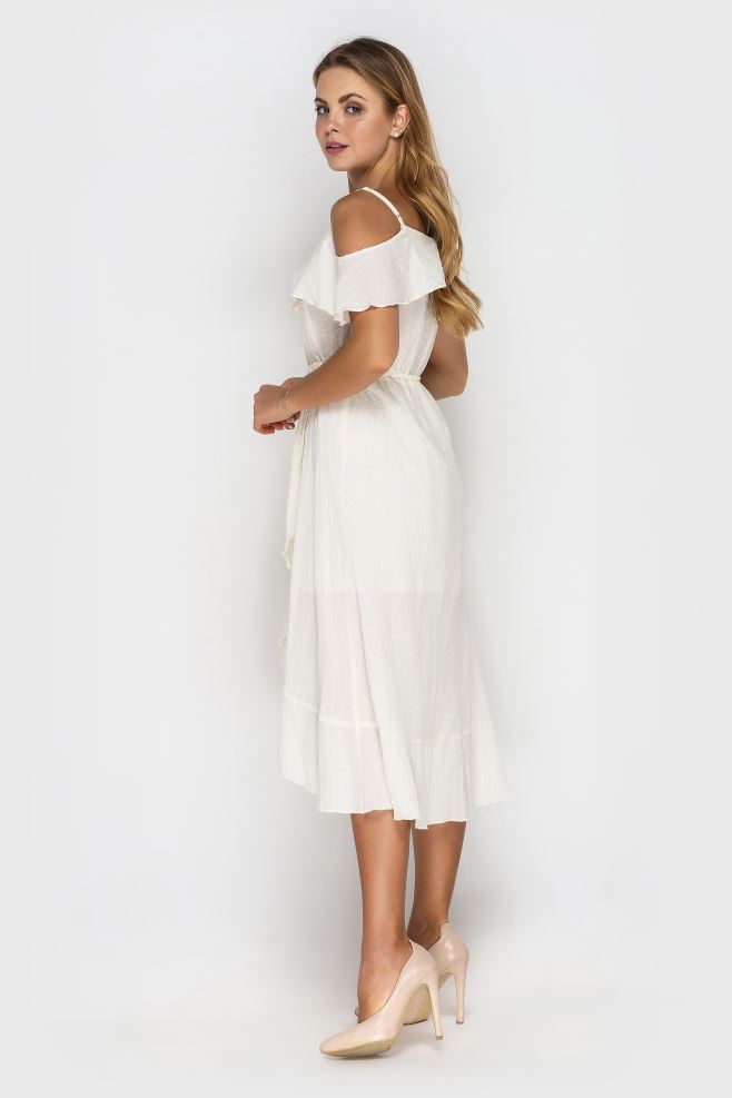 Молочна сукня з батисту з воланами і асиметричним низом