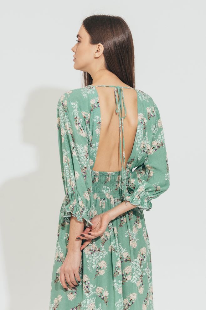 Бірюзова квіткова сукня з відкритою спинкою