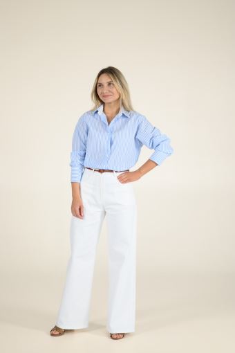 Широкі джинси кльош з шкіряним ременем білого кольору з італійського джинсу