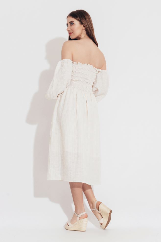 Сукня з відкритими плечима в бежево-молочну смужку з італійського льону