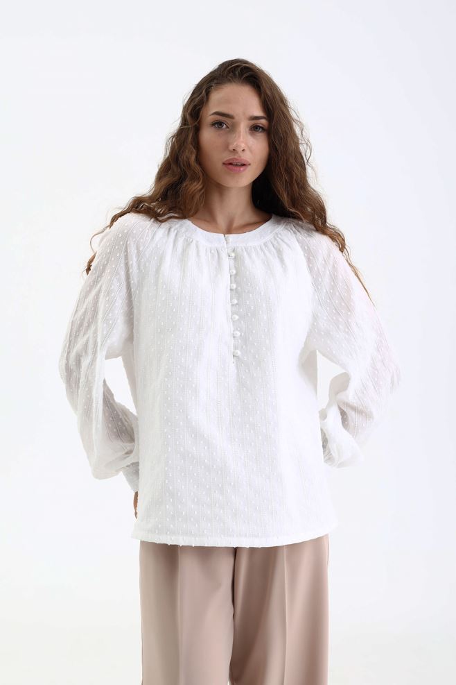 Біла блуза з мереживом і нависними петлями