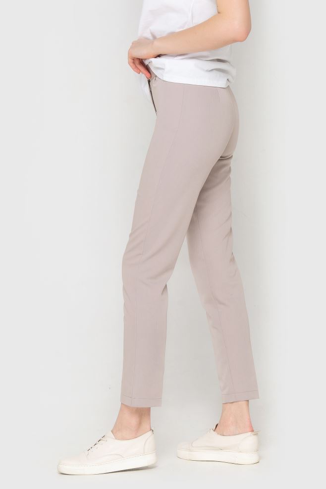 Сіро-бежеві класични штани зі стрілкою і розрізом збоку