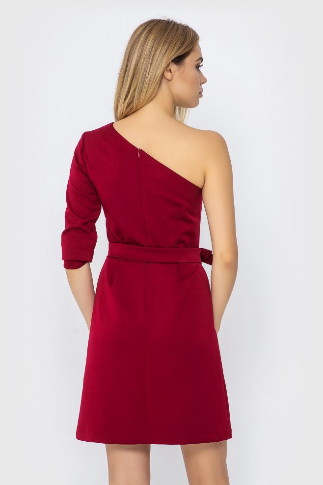Червона сукня на одне плече з паском