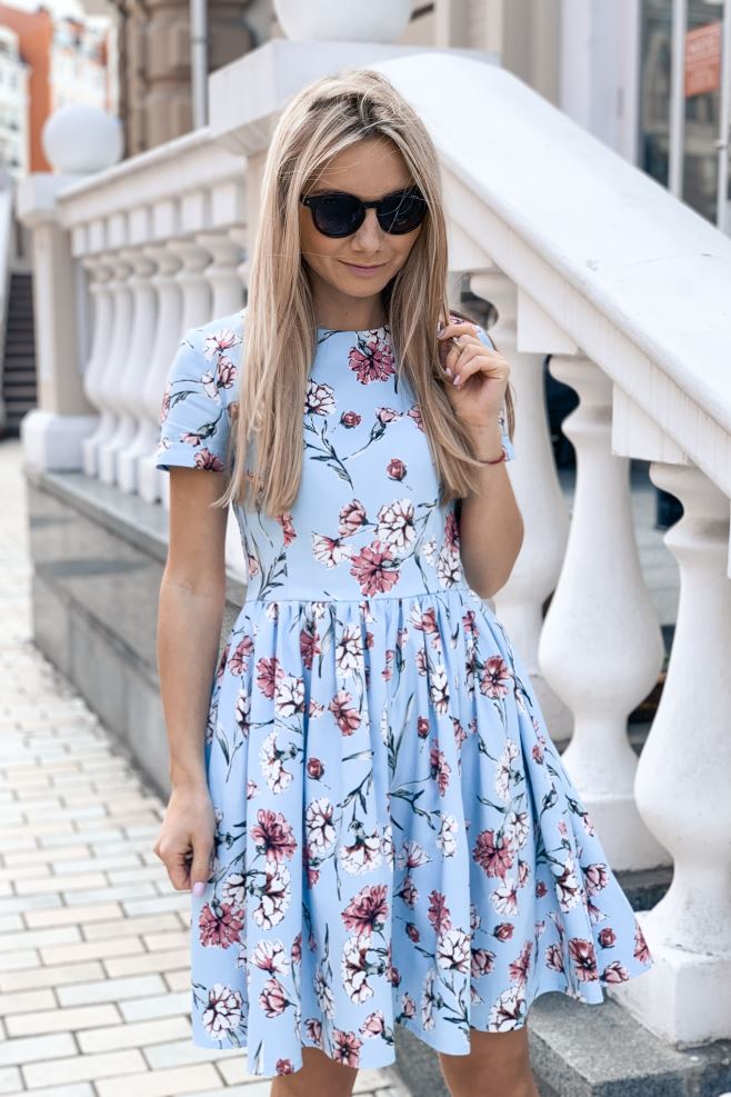 Сукня блакитна у рожеві квіти