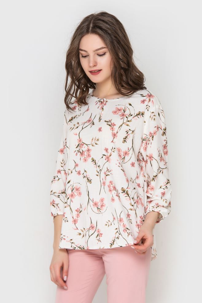 Блуза молочна у світло-рожеві квіти