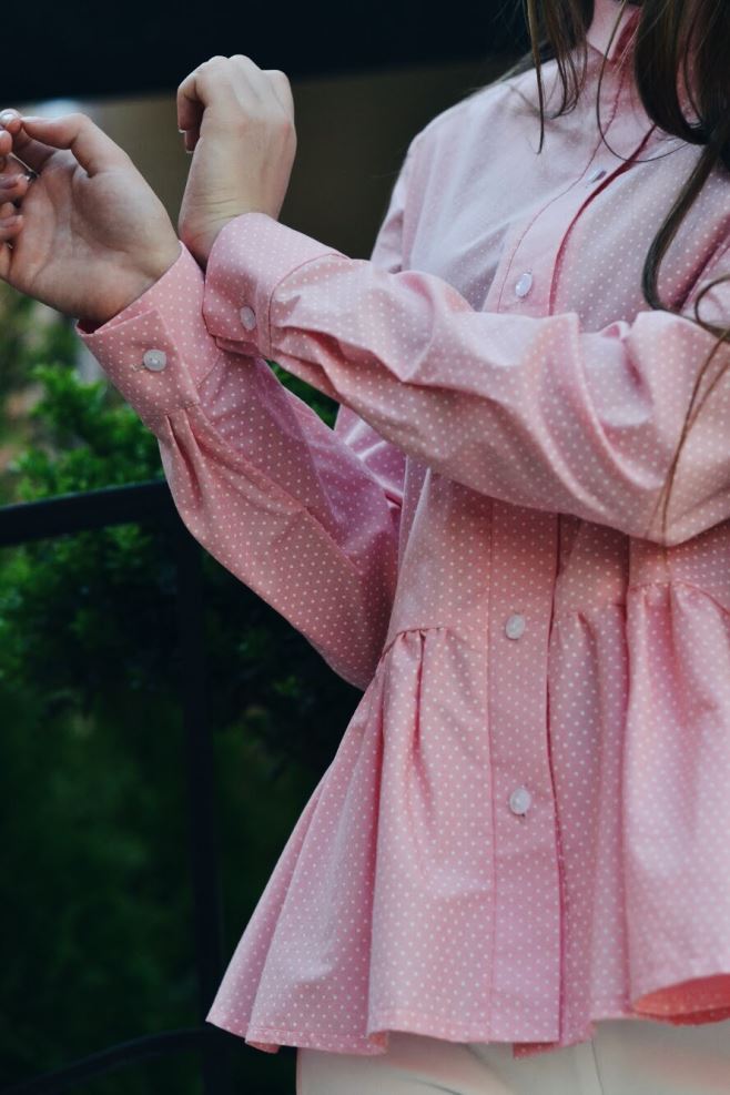 Блуза з баскою рожева в горох